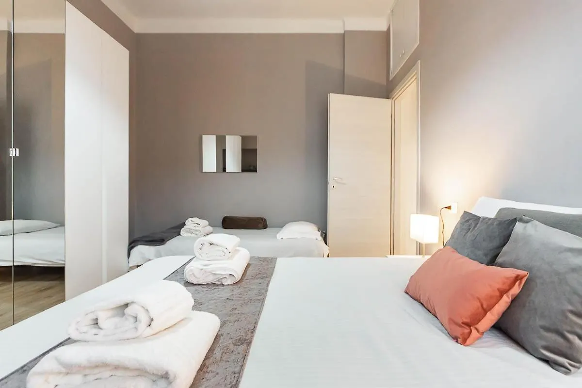 Duomo 10 Minuti Family House 5 Pax Balcone Wifi Apartment Milan Italy