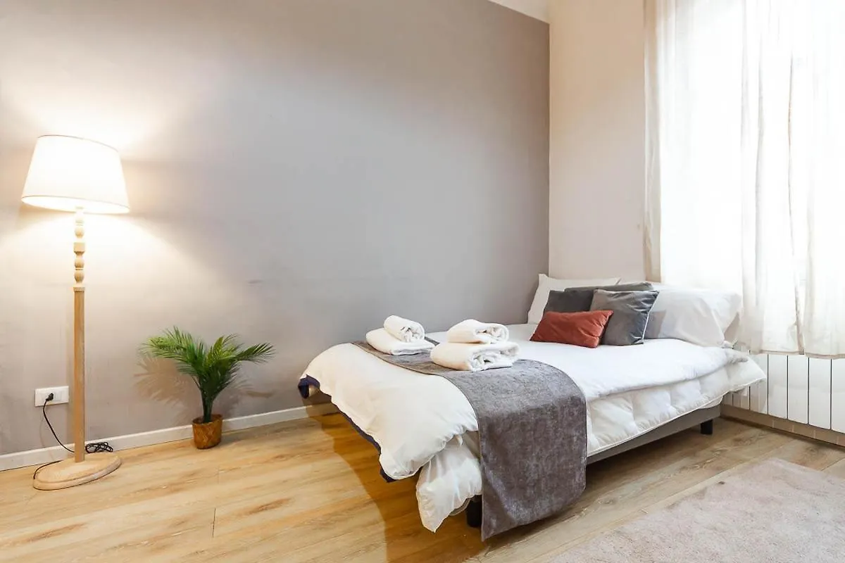 Duomo 10 Minuti Family House 5 Pax Balcone Wifi Apartment Milan Italy
