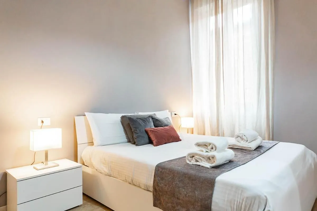 Duomo 10 Minuti Family House 5 Pax Balcone Wifi Apartment Milan 0*,  Italy