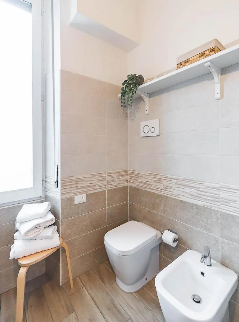 Duomo 10 Minuti Family House 5 Pax Balcone Wifi Apartment Milan Italy